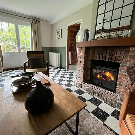 Les Bruyeres, Maison Proche